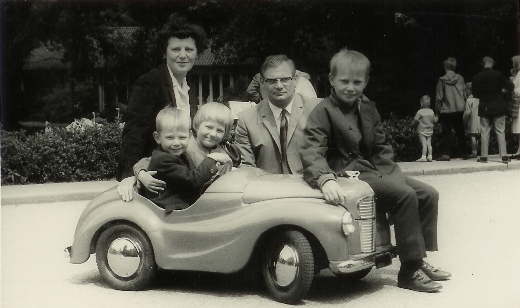 wegen__cornelia__van_der_03.11.1932__hannes_grob_en_jannie__hans__theo.jpg